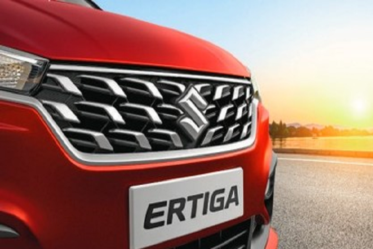 Cụ thể, trên đầu xe, Suzuki Ertiga 2022 mới chỉ được bổ sung mắt lưới tản nhiệt mới với tạo hình đôi cánh. Trong khi đó, thiết kế lưới tản nhiệt, đèn pha và đèn sương mù trước của mẫu MPV cỡ nhỏ này được giữ nguyên như cũ.