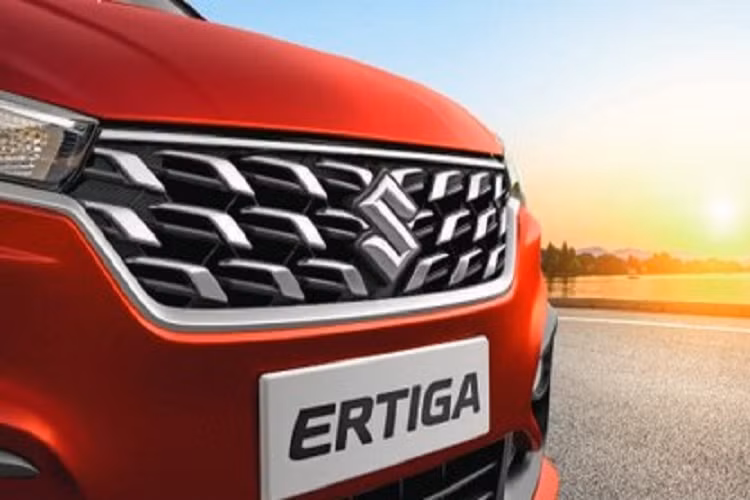 Cụ thể, trên đầu xe, Suzuki Ertiga 2022 mới chỉ được bổ sung mắt lưới tản nhiệt mới với tạo hình đôi cánh. Trong khi đó, thiết kế lưới tản nhiệt, đèn pha và đèn sương mù trước của mẫu MPV cỡ nhỏ này được giữ nguyên như cũ.