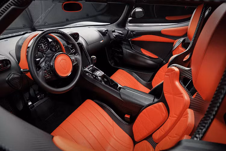 Người lái sẽ chỉ phải chuyển đổi các chế độ để lựa chọn dạng số. Ngoài ra, người dùng chỉ cần gạt sang bên phải để chuyển sang chế độ tự động. Về hiệu suất, Koenigsegg vẫn chưa sẵn sàng chia sẻ số liệu thống kê cụ thể.