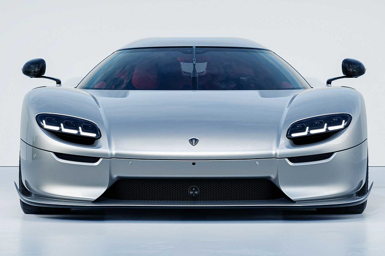 Koenigsegg thực hiện thao tác đạp ly hợp và chuyển số sàn sang hộp số chín cấp đa ly hợp. Ở chế độ số sàn, CC850 truyền động như một chiếc ô tô với hộp số sàn thông thường.