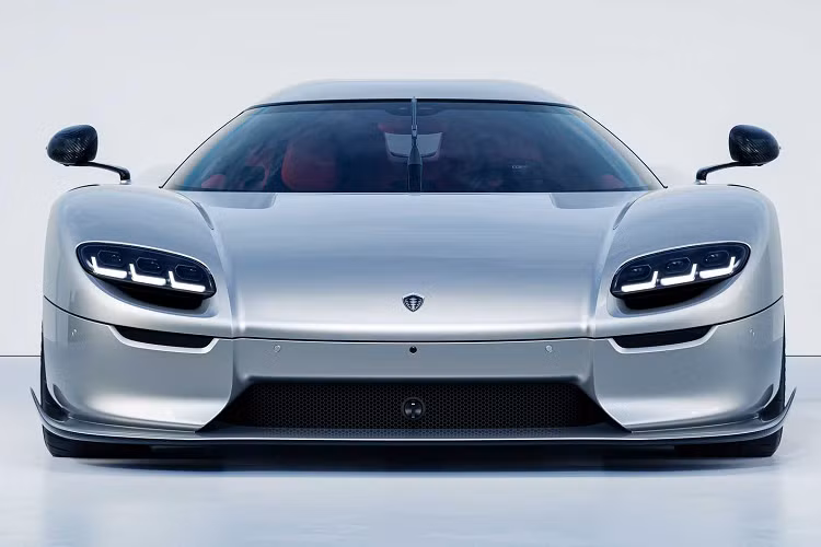 Koenigsegg thực hiện thao tác đạp ly hợp và chuyển số sàn sang hộp số chín cấp đa ly hợp. Ở chế độ số sàn, CC850 truyền động như một chiếc ô tô với hộp số sàn thông thường.