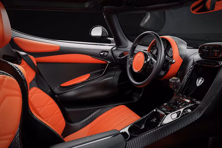 Xe được trang bị hộp số sàn 6 cấp và hộp số tự động 9 cấp, tuy nhiên, các bánh răng cụ thể sẽ khác nhau tùy thuộc vào chế độ truyền động.