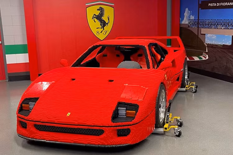 Siêu xe nổi tiếng bậc nhất thập niên 1990 là một trong những mẫu xe có tính biểu tượng nhất trong lịch sử của Ferrari, vậy nên thật hợp lý khi cuối cùng nó cũng có được một mô hình kích thước thật được làm từ hàng trăm nghìn viên gạch Lego cho riêng mình.