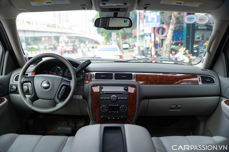 Vô-lăng loại 4 chấu tích hợp một số phím rảnh tay, ẩn sâu bên trong là các đồng hồ cơ hiển thị thống số của xe. Cần số của xe đặt phía sau bên phải vô lăng. Phần ghế ngồi sau 15 năm đã có phần xuống cấp nhưng vẫn trong trạng thái hoàn hảo.