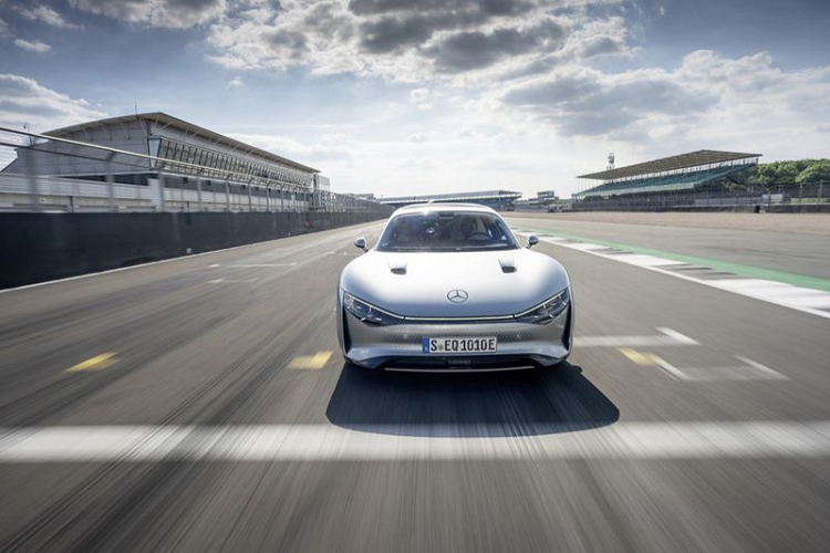 Mercedes-Benz Vision EQXX chạy điện đã trải qua thử nghiệm vận hành tương đối khắc nghiệt. Tài xế đã sử dụng điều hòa hơn 8 tiếng lái xe. Đoàn thử nghiệm cũng dừng nghỉ tại cửa hàng Mercedes-Benz Grand Prix ở Brackley, Anh. Đặc biệt, tại trường đua Silverstone, tay lái E Nyck de Vries đã sử dụng mẫu xe chạy quanh trường đua trong 11 vòng và đạt vận tốc là 140 km/h.
