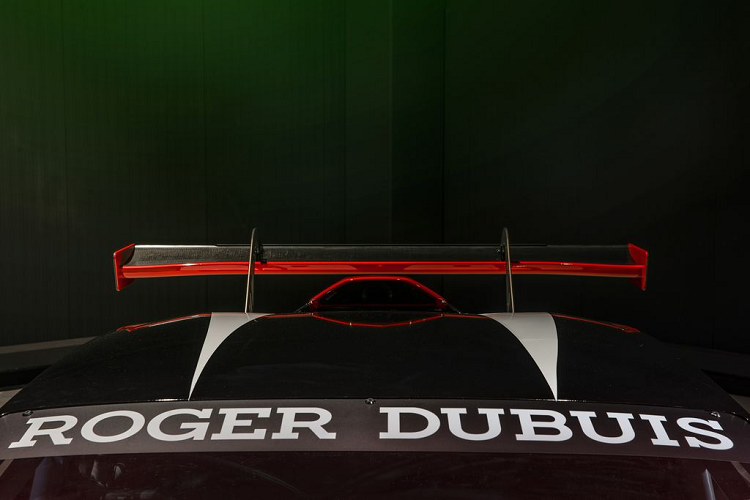 Toàn bộ thân vỏ bằng chất liệu sợi carbon là thành quả của đội ngũ phát triển Lamborghini Centro Stile. Những hốc gió, tấm ốp gầm và khuếch tán gió sau giúp cải thiện hiệu quả khí động học.