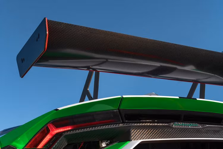 Hệ thống phanh cũng được nâng cấp với cơ cấu má phanh và bố được thiết kế bởi Squadra Corse, với mục đích tối ưu về độ bền cũng như khi vận hành trên đường đua. Bên cạnh đó, hãng còn bổ sung thêm nhiều thay đổi về hệ thống an toàn như Kiểm soát độ bám (TCS), Chống bó cứng phanh (ABS)… hỗ trợ việc điều khiển chiếc xe dễ dàng hơn, ngay cả trong tình trạng mặt đường thiếu độ bám. Xe được bàn giao cùng lốp tiêu chuẩn PZero (kích thước 325/680-18 ở cầu trước và 320/705-18 ở cầu sau) đến từ Pirelli.