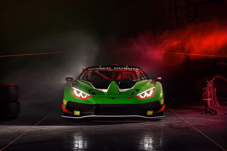 Thiết kế cửa nạp đặc trưng hình lục giác trên mui xe và cánh gió sau được thừa hưởng từ Huracán STO, góp phần tăng độ ổn định của thân xe. Cửa nạp này được kết nối thông qua một ống dẫn, thay thế cho những hốc gió thân xe, nhằm tối ưu hóa luồng không khí di chuyển trực tiếp đến khoang động cơ, giúp gia tăng độ phản hồi theo nhu cầu của người lái.