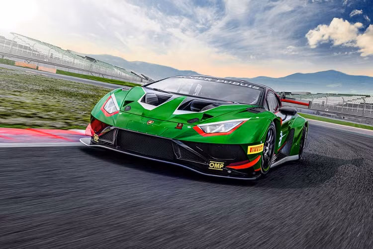 Khi so sánh với Lamborghini Huracán GT3 EVO 2023, vốn được ra mắt vào năm 2019 và dựa trên nền tảng mẫu xe thương mại Huracán EVO, phiên bản GT3 EVO2 đáp ứng đầy đủ những quy chế kỹ thuật FIA 2022, bên cạnh các giải pháp khí động học và kết cấu dẫn truyền khí nạp mới.