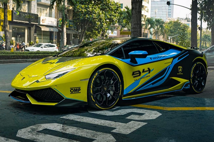 Lúc mua lại chiếc xe Lamborghini Huracan LP610-4 này, Như cùng chồng đã quyết định dán cho "bò tót" màu áo vàng thay vì cam để mang lại sự may mắn. Và đến nay đây là lần thứ 2 thay áo của chiếc xe Lamborghini Huracan LP610-4 này.