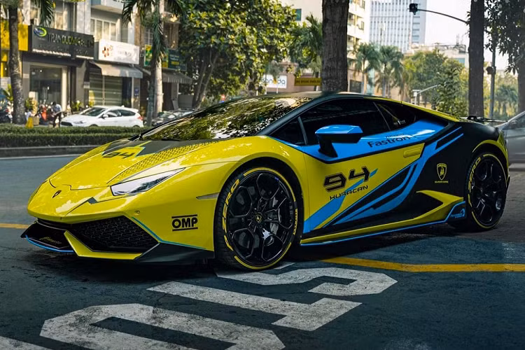 Lúc mua lại chiếc xe Lamborghini Huracan LP610-4 này, Như cùng chồng đã quyết định dán cho "bò tót" màu áo vàng thay vì cam để mang lại sự may mắn. Và đến nay đây là lần thứ 2 thay áo của chiếc xe Lamborghini Huracan LP610-4 này.