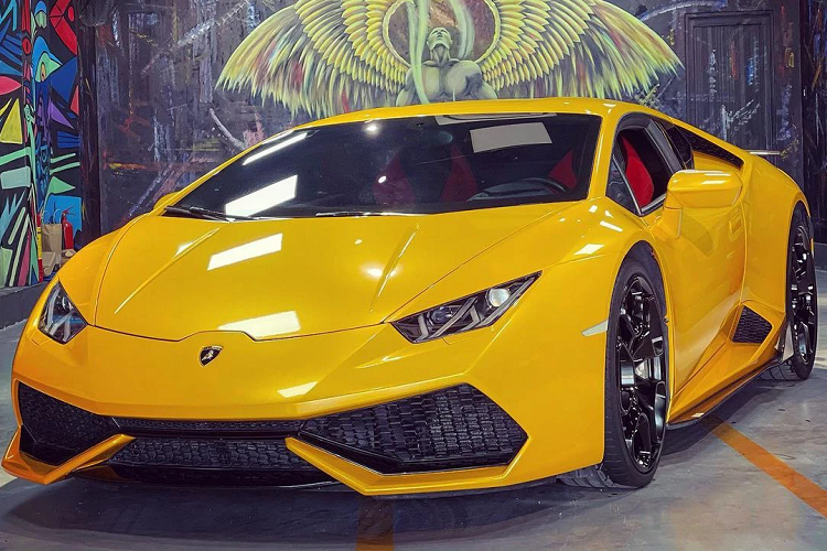 Phía sau xe có màu đen nhám làm chủ đạo cùng sọc vàng. Đó còn chưa kể ngoại hình xe được nâng cấp body kit bằng carbon của hãng Vorsteiner bao gồm lướt gió phía trước, bên hông và cánh gió đuôi cỡ lớn phía sau