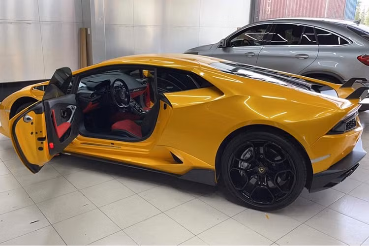 Động cơ kết hợp cùng hộp số tự động 7 tốc độ và hệ dẫn động 4 bánh toàn thời gian, nhờ đó, chiếc siêu xe của nữ đại gia mỹ phẩm ở Bạc Liêu mới thay áo theo phong cách xe đua Lamborghini Essenza SCV12 chỉ mất thời gian 3,2 giây để tăng tốc từ vị trí xuất phát lên 100 km/h trước khi đạt vận tốc tối đa 325 km/h. Siêu bò này đã được trang bị ống xả độ IPE.