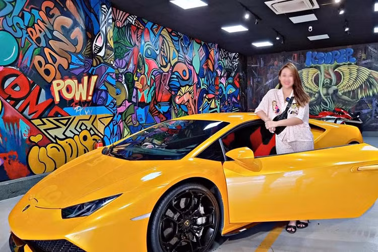 . Dòng siêu xe Lamborghini Huracan LP610-4 hiện đã bị khai tử và nhường dây chuyền sản xuất lại cho bản nâng cấp giữa vòng đời là EVO, xe sở hữu động cơ V10, dung tích 5.2 lít, sản sinh công suất tối đa 610 mã lực tại vòng tua máy 8.250 vòng/phút và mô-men xoắn cực đại 560 Nm.