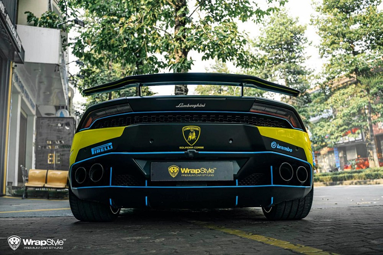 Chiếc xe Lamborghini Huracan LP610-4 được cô gái sinh năm 1997 cùng chồng mua tại 1 công ty nhập khẩu xe ở huyện Bình Chánh vào tháng 5/2021 khoảng hơn 10 tỷ đồng, sau đó, chủ nhân đã cho siêu bò đăng ký biển số của tỉnh Bạc Liêu thay vì để biển Sài thành.