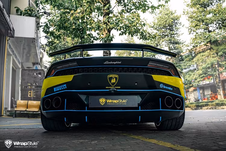 Chiếc xe Lamborghini Huracan LP610-4 được cô gái sinh năm 1997 cùng chồng mua tại 1 công ty nhập khẩu xe ở huyện Bình Chánh vào tháng 5/2021 khoảng hơn 10 tỷ đồng, sau đó, chủ nhân đã cho siêu bò đăng ký biển số của tỉnh Bạc Liêu thay vì để biển Sài thành.