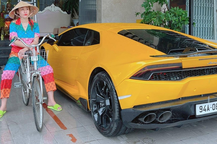 Mới đây, một bà chủ mỹ phẩm có tiếng ở tỉnh Bạc Liêu đã chia sẻ những video về việc nhận bàn giao chiếc siêu xe Lamborghini Huracan LP610-4 mới được mang lên Sài thành để diên áo mới nằm đón Tết Nguyên đán. Được biết, siêu bò đã rời chủ nhân gần 1 tuần để thực hiện dự án nâng cấp khá tốn kém.