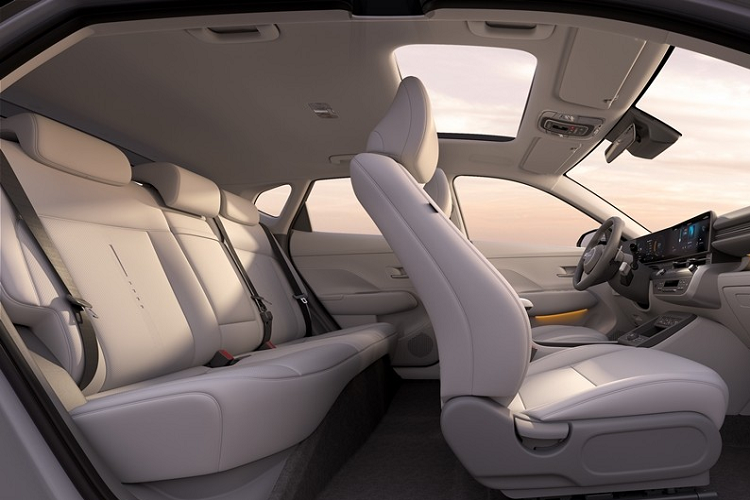 Hyundai cho biết, không giống như hầu hết các loại xe khác, họ bắt đầu thiết kế Kona EV trước tiên và sau đó là các biến thể ICE, hybrid và N Line. Công ty cho biết “cách tiếp cận độc đáo này cho phép Hyundai mang tư duy thiết kế lấy công nghệ làm trung tâm cho tất cả các biến thể của Kona.”