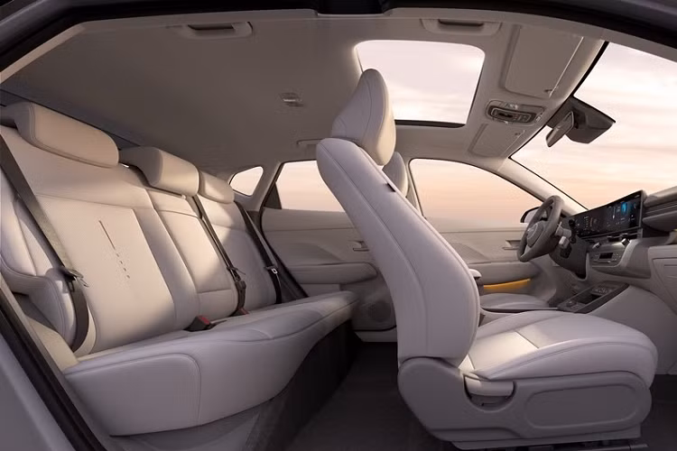 Hyundai cho biết, không giống như hầu hết các loại xe khác, họ bắt đầu thiết kế Kona EV trước tiên và sau đó là các biến thể ICE, hybrid và N Line. Công ty cho biết “cách tiếp cận độc đáo này cho phép Hyundai mang tư duy thiết kế lấy công nghệ làm trung tâm cho tất cả các biến thể của Kona.”