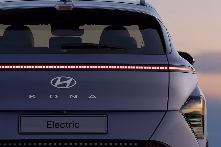 Các phiên bản ICE và hybrid có vẻ ngoài chắc chắn hơn khi chúng có tấm ốp thân xe bằng nhựa thể thao và cản trước hầm hố hơn với các cửa hút gió hình tam giác dường như bị chặn lại. Ở phiên bản Hyundai Kona N Line có cản trước và sau độc đáo, ốp hông màu bạc và bánh xe hợp kim 19 inch đặc biệt. Mẫu xe này cũng có thể được trang bị gương đen và mui xe màu đen để tạo điểm nhấn.