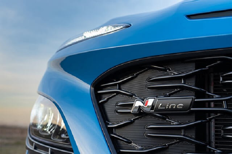 Nói về nội thất, khoang lái đã được nâng cấp đáng kể khi nó nhận được sự thay đổi lấy cảm hứng từ mẫu xe thuần điện Ioniq 5 với cụm đồng hồ kỹ thuật số có kích thước 12,3 inch kết hợp với hệ thống thông tin giải trí 12,3 inch quá phù hợp cho người dùng trải nghiệm.