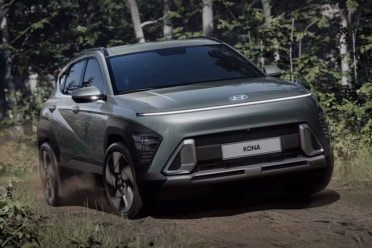 Ở mỗi biến thể sẽ có ngoại hình hơi khác nhau, nhưng nhìn chung, tất cả Kona 2023 đều được Hyundai xây dựng hình ảnh mũi cong với đèn LED thanh mảnh kéo dài gần như toàn bộ chiều rộng của xe. Biến thể EV sẽ dựa trên điều này với phiên bản ánh sáng pixel và được kết hợp với bánh xe hợp kim 19 inch.