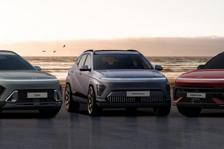 Sau nhiều hình ảnh bị bắt gặp trên đường hay được vận chuyển bằng xe cứu hộ, cuối cùng, chiếc xe Hyundai Kona thế hệ mới cũng đã được hãng xe Hàn Quốc trình làng trước lễ Giáng sinh chỉ còn có 5 ngày nữa. Điều này cho thấy Hyundai đã đẩy nhanh tiến độ ra mắt xe Kona 2023 trước vài tháng so với dự kiến. 