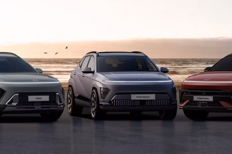 Sau nhiều hình ảnh bị bắt gặp trên đường hay được vận chuyển bằng xe cứu hộ, cuối cùng, chiếc xe Hyundai Kona thế hệ mới cũng đã được hãng xe Hàn Quốc trình làng trước lễ Giáng sinh chỉ còn có 5 ngày nữa. Điều này cho thấy Hyundai đã đẩy nhanh tiến độ ra mắt xe Kona 2023 trước vài tháng so với dự kiến. 