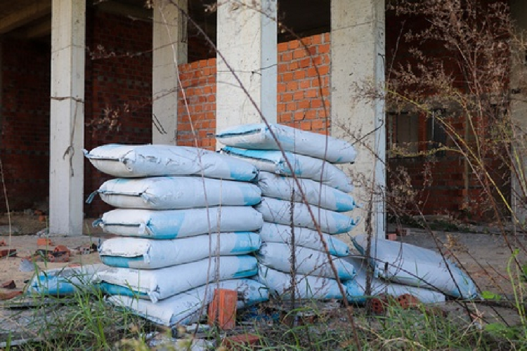 Dự án có khoảng 300 lô đất nền và 6 block chung cư nhưng mới chỉ xây dựng thô 2 chung cư, một chung cư đang đổ sàn rồi bỏ dở. Hàng chục bao xi măng để nhiều năm nên hư hỏng, không thể sử dụng. Theo ghi nhận, các công trình tại đây không có rào chắn. 