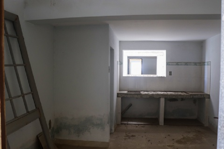 Các căn hộ trong khu nhà ở cho người thu nhập thấp có diện tích khoảng 15 m2 và có phần gác lửng. Do để hoang lâu năm, các nguyên vật liệu công trình có dấu hiệu xuống cấp, hư hỏng. Một block chung cư được đổ phần móng rồi để cỏ mọc um tùm. Theo nhân viên bảo vệ, tại đây có 2 người trông coi. Khu vực ở của những người này là một phòng trệt của chung cư xây dang dở. 