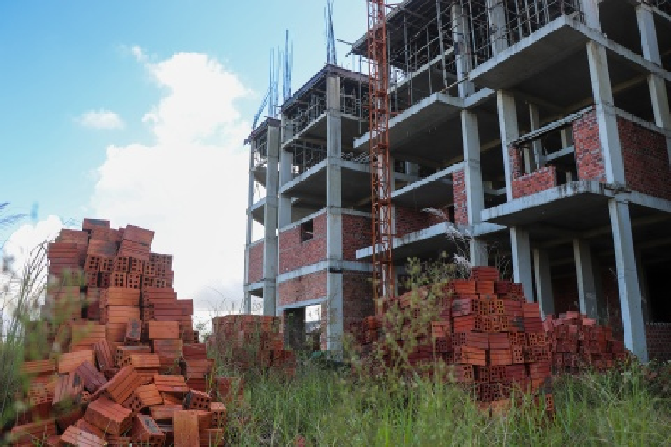 Theo ghi nhận, tại đây mới xây dựng 3 khu nhà ở nhưng trong tình trạng chưa hoàn thiện. Hệ thống đường chưa được thảm nhựa, các căn hộ chỉ thực hiện xong phần thô, hệ thống nước, điện chưa được đấu nối… Trong khuôn viên rộng hàng chục ha, cây cỏ mọc um tùm, nhiều vật liệu để xây dựng bị bỏ khắp nơi.