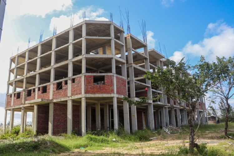 Ông Nguyễn Xuân Hà, Phó chủ tịch UBND thị xã Điện Bàn, cho biết địa phương đã hoàn thiện việc giải phóng mặt bằng từ lâu nhưng chủ đầu tư vẫn chưa hoàn thành việc xây dựng theo phê duyệt. Chính quyền mong muốn các ngành chức năng và chủ đầu tư sớm hoàn thiện dự án để có nhà ở cho người thu nhập thấp.