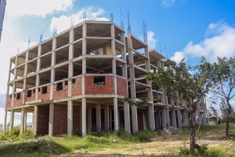Ông Nguyễn Xuân Hà, Phó chủ tịch UBND thị xã Điện Bàn, cho biết địa phương đã hoàn thiện việc giải phóng mặt bằng từ lâu nhưng chủ đầu tư vẫn chưa hoàn thành việc xây dựng theo phê duyệt. Chính quyền mong muốn các ngành chức năng và chủ đầu tư sớm hoàn thiện dự án để có nhà ở cho người thu nhập thấp.