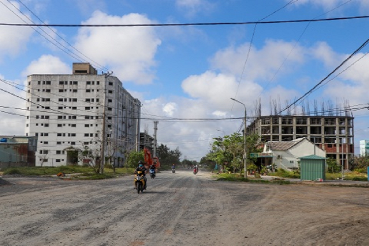 Trên diện tích 1.828 ha, Dự án có quy mô đầu tư gồm hệ thống cơ sở hạ tầng, công trình công cộng, công trình dịch vụ và 3.688 căn hộ đầy đủ tiện nghi sinh hoạt, với tổng vốn hơn 708 tỷ đồng. Tuy nhiên, sau hàng chục năm đằng đẵng, chưa có hạng mục nào được hoàn thành, dự án vẫn bỏ hoang.