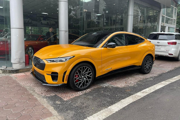 Xe có màn hình giải trí kích thước lên đến 15,5 inch được điều khiển bằng núm điều chỉnh phía dưới hoặc cảm ứng, xe còn được trang bị bảng đồng hồ kỹ thuật số kích thước 10,2 inch.