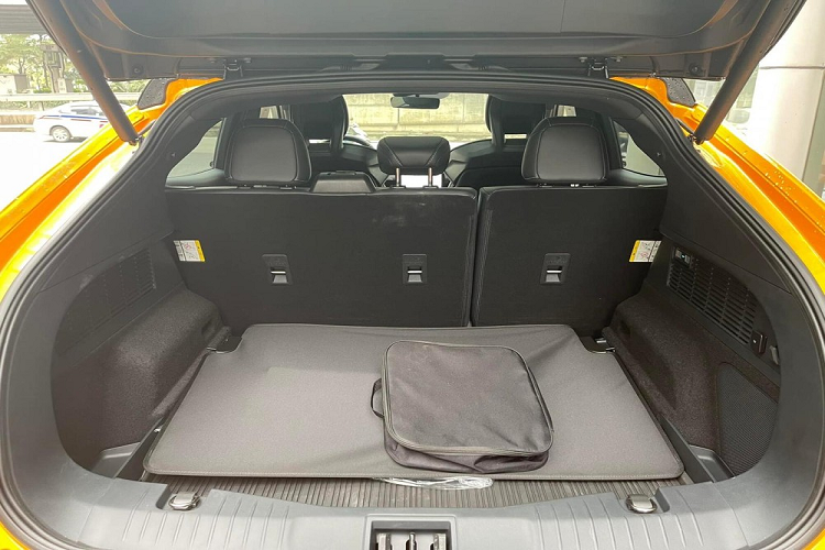 Những lợi thế tiếp theo của Ford Mustang Mach-E GT đến từ yếu tố không sử dụng động cơ đốt trong như các mẫu xe thể thao nên sẽ có thêm khoang chứa đồ ở phía trước. Tất nhiên, dung tích khoang hành lý này không nhiều nhưng cũng đủ để chứa 1 vali cỡ nhỏ.