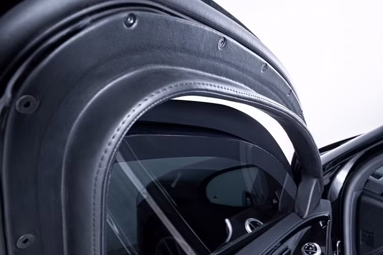 Nhờ tất cả các nâng cấp an toàn mới, S-Class đạt được cấp độ bảo vệ BR6, và điều này có nghĩa là nó có thể chịu được sức nổ đồng thời của hai quả lựu đạn DM51 cũng như các cuộc tấn công từ sử dụng đạn súng trường 7,62 mm.