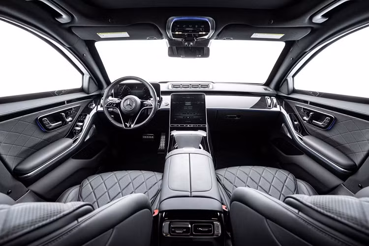 Những thứ kể trên mới chỉ là “bước phòng vệ cơ bản” bởi chiếc S-Class sang trọng có thể được trang bị những tính năng an toàn bổ sung bao gồm hệ thống dập lửa, nguồn cung cấp oxy tích hợp trong để chống lại các cuộc tấn công bằng vũ khí hóa học...