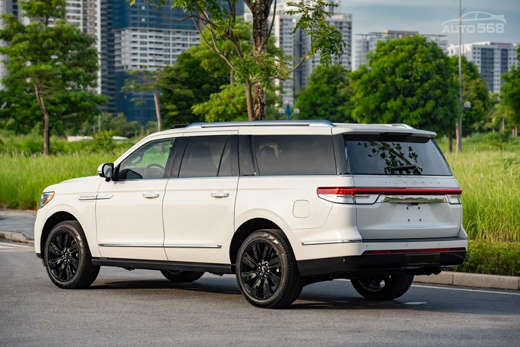Đồng hành cùng động cơ trên xe SUV Lincoln Navigator Reserve L 2022 vẫn là hộp số tự động 10 cấp cùng hệ dẫn động bốn bánh hoặc cầu sau tùy chọn, nhờ đó, chiếc xe SUV hạng sang cỡ lớn vẫn có khả năng tăng tốc từ vị trí xuất phát lên 96 km/h chỉ trong thời gian 5,3 giây trước khi đạt tốc độ tối đa lên tới 200 km/h.