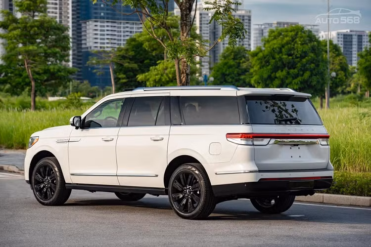 Đồng hành cùng động cơ trên xe SUV Lincoln Navigator Reserve L 2022 vẫn là hộp số tự động 10 cấp cùng hệ dẫn động bốn bánh hoặc cầu sau tùy chọn, nhờ đó, chiếc xe SUV hạng sang cỡ lớn vẫn có khả năng tăng tốc từ vị trí xuất phát lên 96 km/h chỉ trong thời gian 5,3 giây trước khi đạt tốc độ tối đa lên tới 200 km/h.