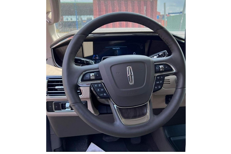 Nếu bạn tìm sự thay đổi lớn nhất, màn hình giải trí trung tâm có kích thước lên đến 13,2 inch là câu trả lời, trang bị này đi cùng với hệ thống thông tin giải trí SYNC 4 hoàn toàn mới và dĩ nhiên không thể thiếu hỗ trợ kết nối Apple CarPlay/Android Auto.