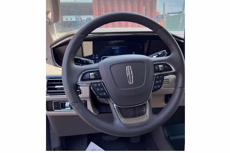 Nếu bạn tìm sự thay đổi lớn nhất, màn hình giải trí trung tâm có kích thước lên đến 13,2 inch là câu trả lời, trang bị này đi cùng với hệ thống thông tin giải trí SYNC 4 hoàn toàn mới và dĩ nhiên không thể thiếu hỗ trợ kết nối Apple CarPlay/Android Auto.