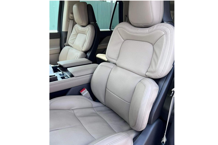 Vòng ra phía đuôi xe, Lincoln Navigator 2022 đầu tiên về Việt Nam vẫn có đèn hậu LED trải dài hết đuôi nhưng làm lại gọn hơn, cản sau có đèn phản quang kéo dài hết đuôi, cản sau và cửa sau liền khối. Dòng chữ Lincoln vẫn xuất hiện, không có gì thay đổi. Chiếc Lincoln Navigator bản nâng cấp này có bộ mâm 22 inch được sơn màu đen.