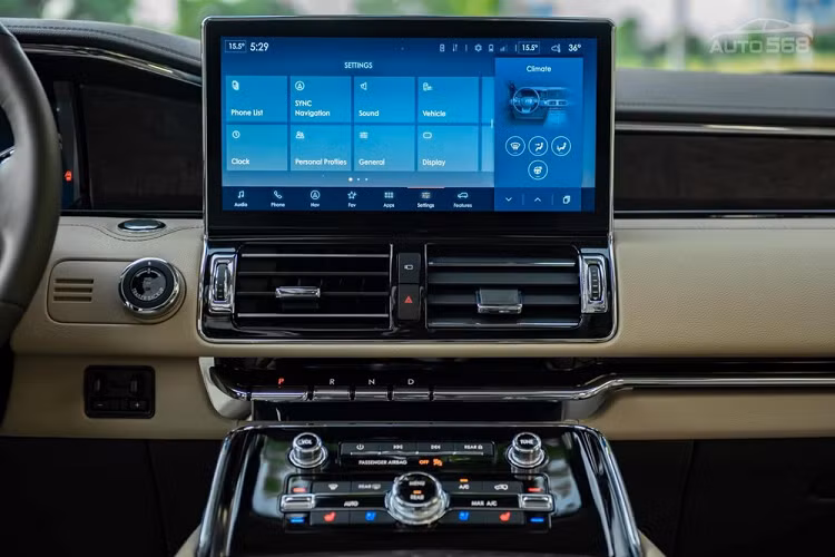 Mở cửa bước vào khoang nội thất SUV hạng sang cỡ lớn Lincoln Navigator 2022 đầu tiên về Việt Nam thuộc phiên bản Reserve L có thể thấy ghế ngồi bọc da cao cấp màu kem, đi kèm gỗ tự nhiên ốp trên táp-lô và khu vực bảng điều khiển.