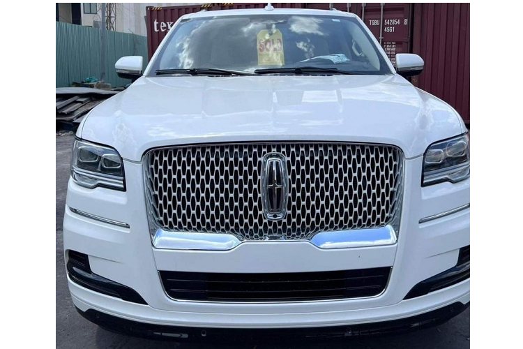 SUV hạng sang cỡ lớn Lincoln Navigator thế hệ thứ 4 được ra mắt lần đầu tiên vào năm 2018 đã nhanh chóng được sự quan tâm của giới đại gia Việt với trên 30 xe xuất hiện. Vào năm 2022 này, xe đã có bản nâng cấp nhẹ và hiện đã có 1 chiếc Lincoln Navigator 2022 mới được mang về nước.