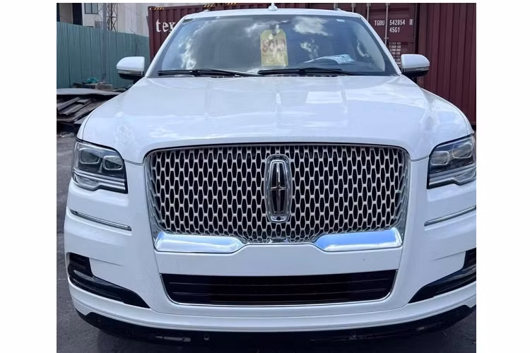 SUV hạng sang cỡ lớn Lincoln Navigator thế hệ thứ 4 được ra mắt lần đầu tiên vào năm 2018 đã nhanh chóng được sự quan tâm của giới đại gia Việt với trên 30 xe xuất hiện. Vào năm 2022 này, xe đã có bản nâng cấp nhẹ và hiện đã có 1 chiếc Lincoln Navigator 2022 mới được mang về nước.