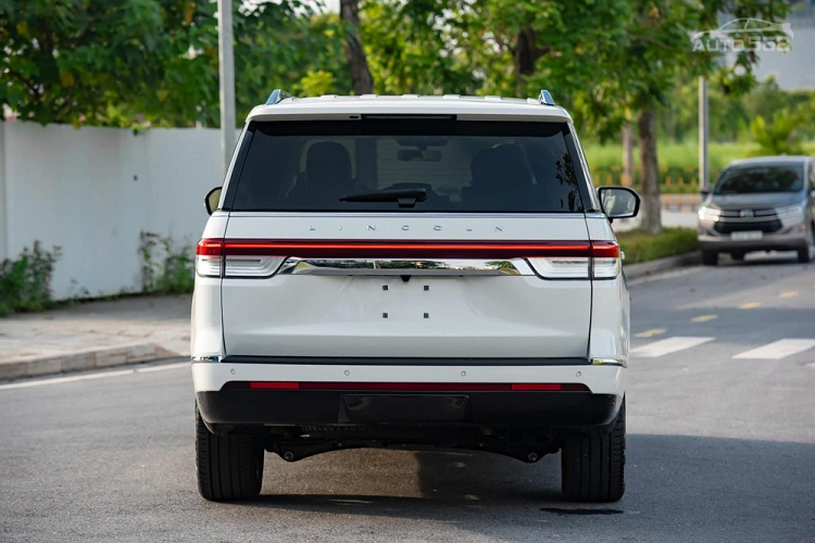 Đối thủ cạnh tranh trực tiếp cùng Lincoln Navigator 2022 sẽ là những Lexus LX600 hay Cadillac Escalade và nếu so về giá bán, SUV hạng sang cỡ lớn Lincoln Navigator 2022 còn có 1 đối thủ khá đáng gờm chính là SUV nhưng thuộc phân khúc siêu sang Mercedes-Maybach GLS480 đang bán chính hãng 8,4 tỷ đồng.