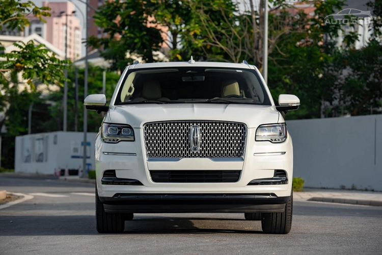 So với hàng chục chiếc xe Lincoln Navigator thế hệ thứ 4 đang lăn bánh tại Việt Nam, Lincoln Navigator 2022 có sự nâng cấp nhẹ ở mặt tiền xe với đèn pha LED vuốt cạnh sắc sảo, xe cũng có lưới tản nhiệt và hốc gió đổi kiểu mới, mạnh mẽ hơn.