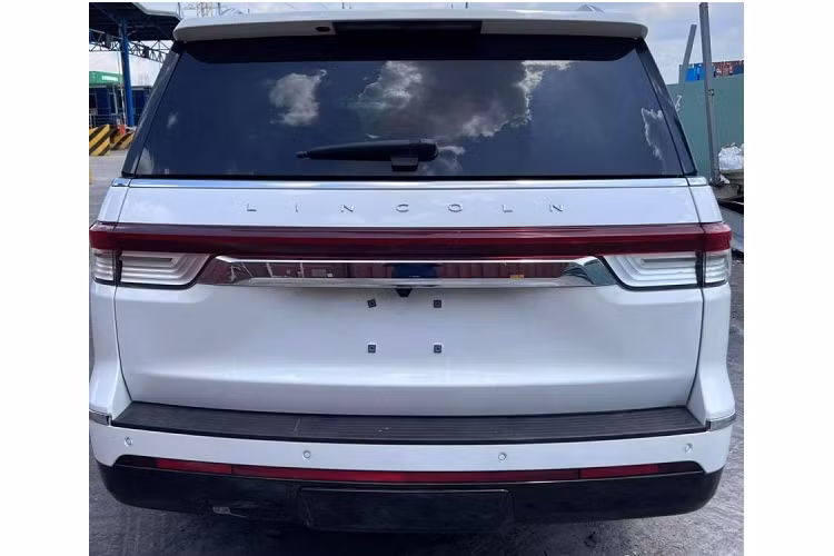 Chiếc SUV hạng sang cỡ lớn Lincoln Navigator 2022 đầu tiên về Việt Nam thuộc phiên bản Reserve L với giá bán trải nghiệm được tiết lộ trên 8 tỷ đồng, nếu làm các thủ tục lăn bánh, xe có giá trên 9 tỷ đồng.
