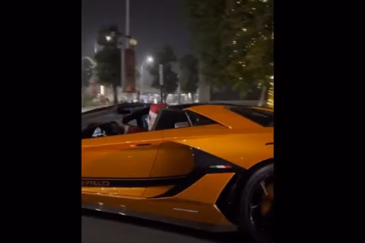 Giá xe Lamborghini Aventador SVJ Roadster này được cho trên 30 tỷ đồng tại Việt Nam. Tại thị trường Mỹ, siêu bò mui trần này có giá 573.966 đô la (tương đương 13,32 tỷ đồng). Các khách hàng ở Đức sẽ cần chi ra hầu bao 487.866 Euro (tương đương 13,2 tỷ đồng) để sở hữu.